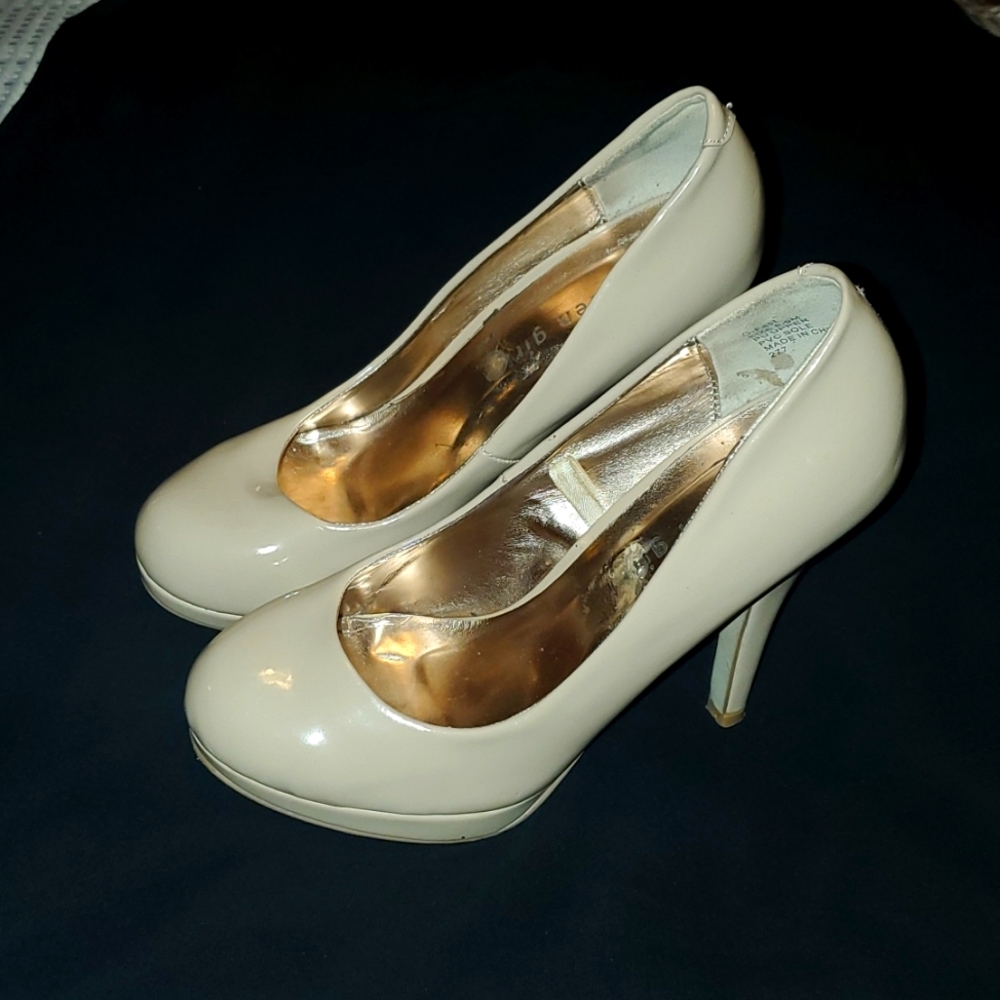 Nude pumps